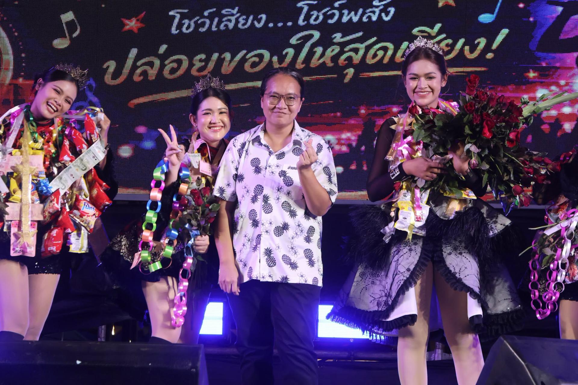 ร่วมการประกวดร้องเพลง "ผู้นำเสียงทอง" กิจกรรมในงาน "ของดีศรีราชา" จังหวัดชลบุรี