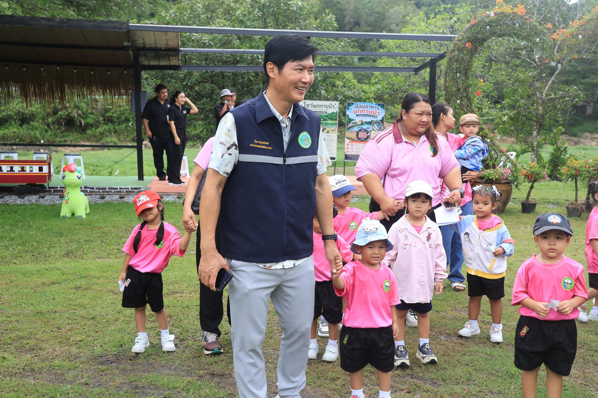 จัดกิจกรรม ทัศนศึกษาให้กับเด็กเล็กของศูนย์พัฒนาเด็กเล็กในสังกัดเทศบาลเมืองบางพระ ณ สวนสัตว์เปิดเขาเขียว
