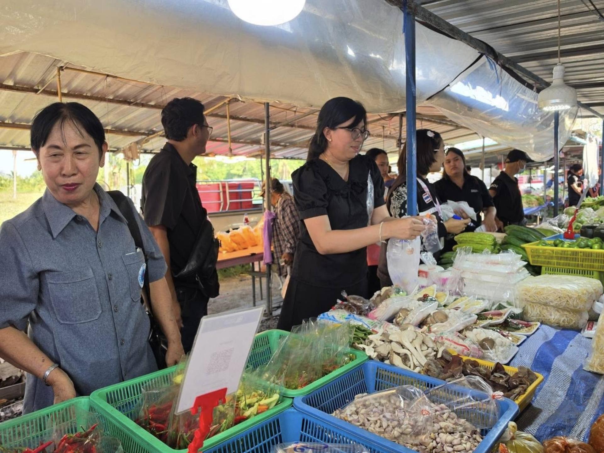  ลงพื้นที่ตรวจเยี่ยมและให้คำแนะนำแก่ผู้ค้า ณ ตลาดนัดเยื้องป้อมตำรวจห้วยกรุ หมู่ 12 ตามโครงการอาหารปลอดภัย ใส่ใจผู้บริโภค ประจำปีงบประมาณ 2569
