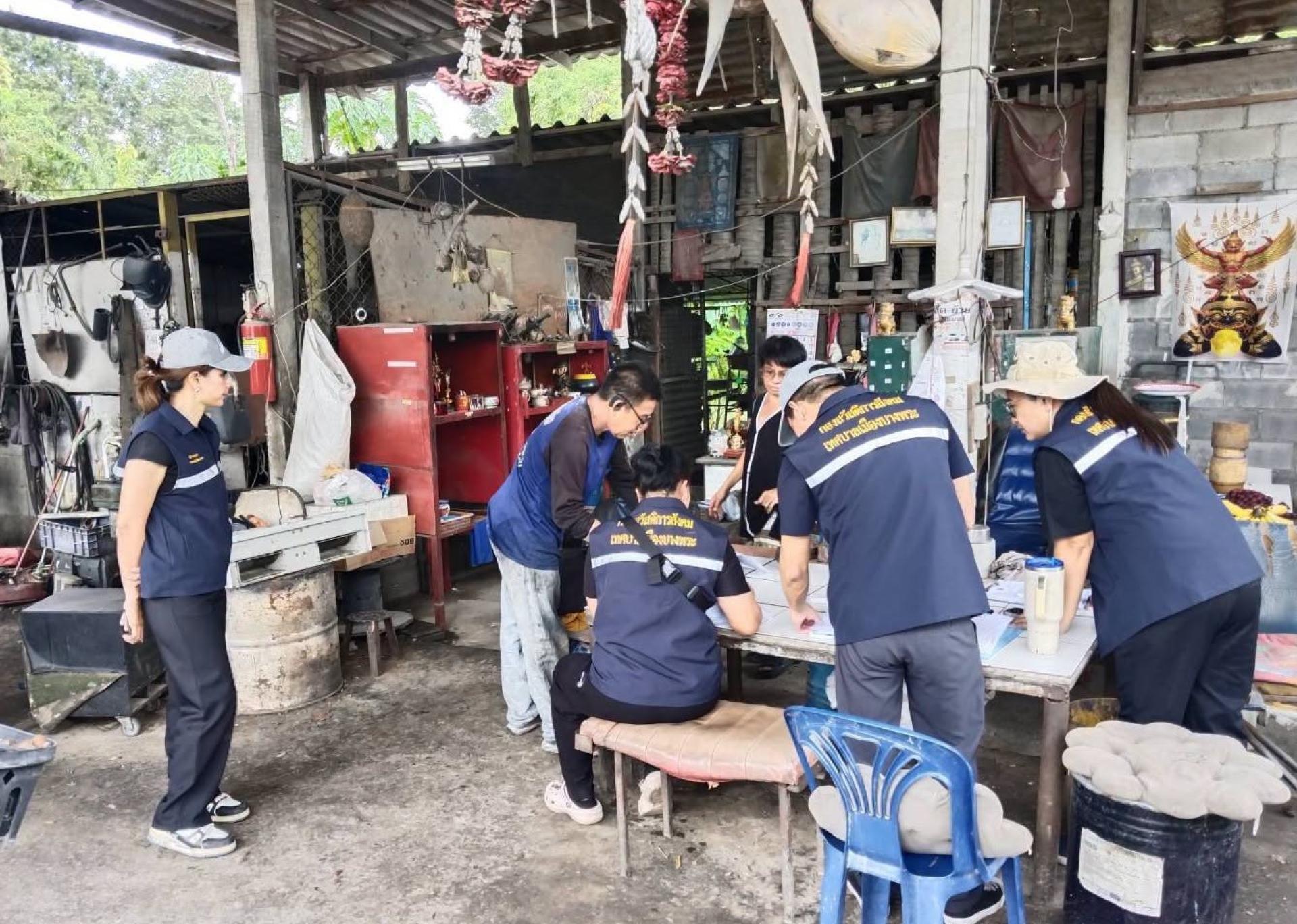 ลงพื้นที่สำรวจข้อมูลและจัดทำแบบขอรับความช่วยเหลือให้กับประชาชนที่ได้รับผลกระทบจากสถานการณ์ฝนตกหนักต่อเนื่องในช่วงฤดูฝน