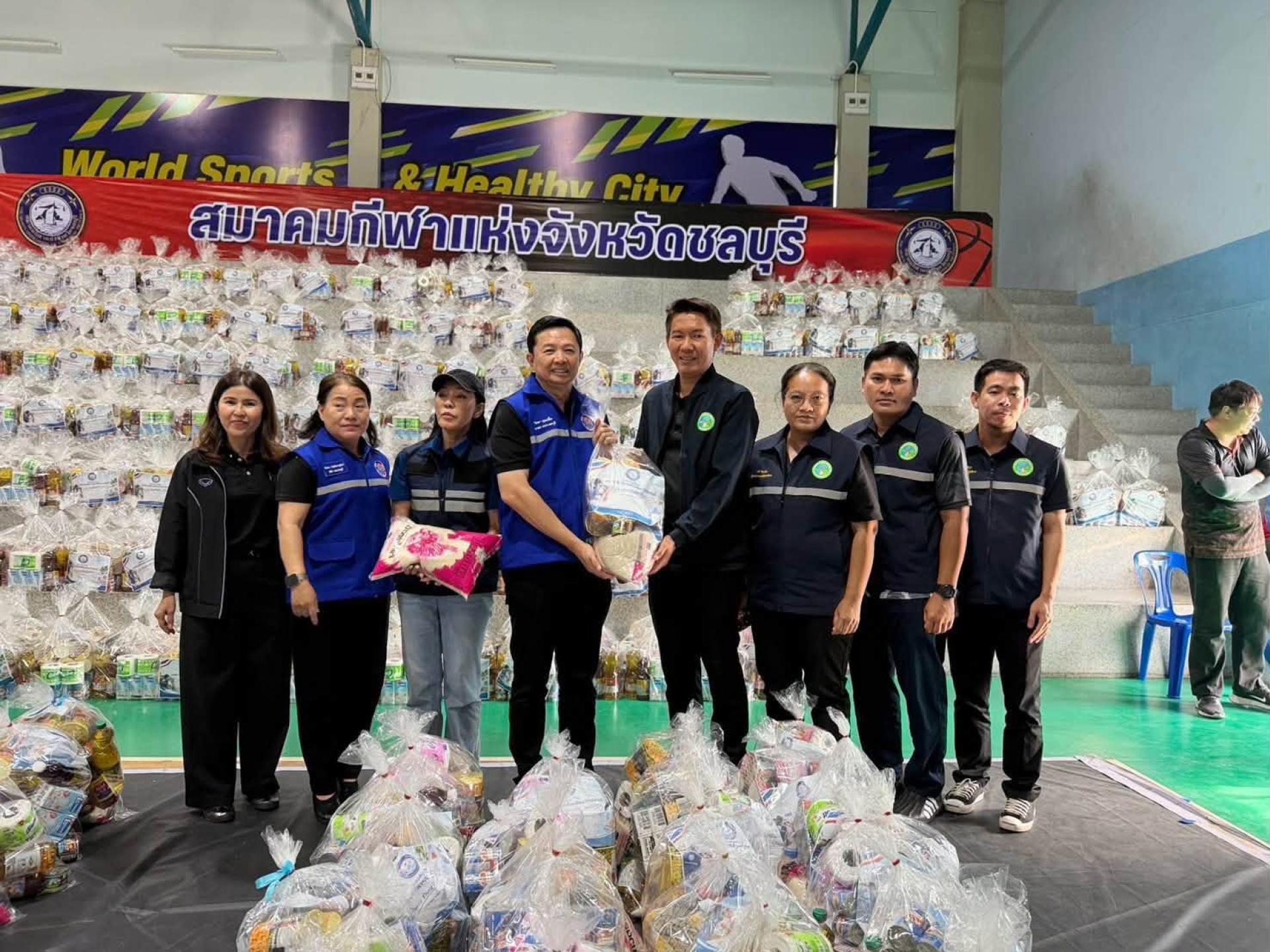  ร่วมรับมอบถุงยังชีพและเครื่องอุปโภคบริโภคจาก นายวิทยา คุณปลื้ม นายกองค์การบริหารส่วนจังหวัดชลบุรี