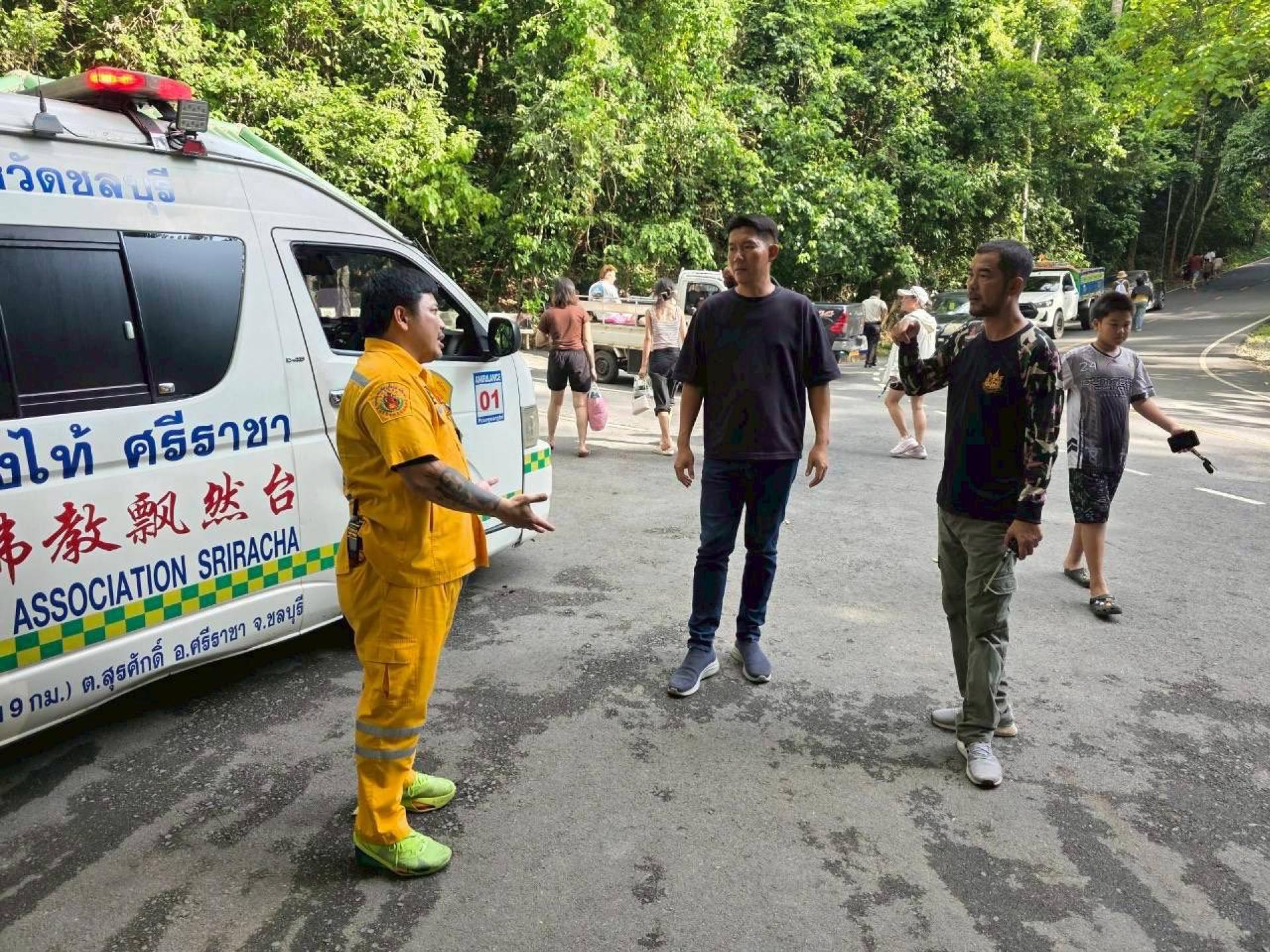 ลงพื้นที่ช่วยเหลือนักท่องเที่ยวประสบภัย