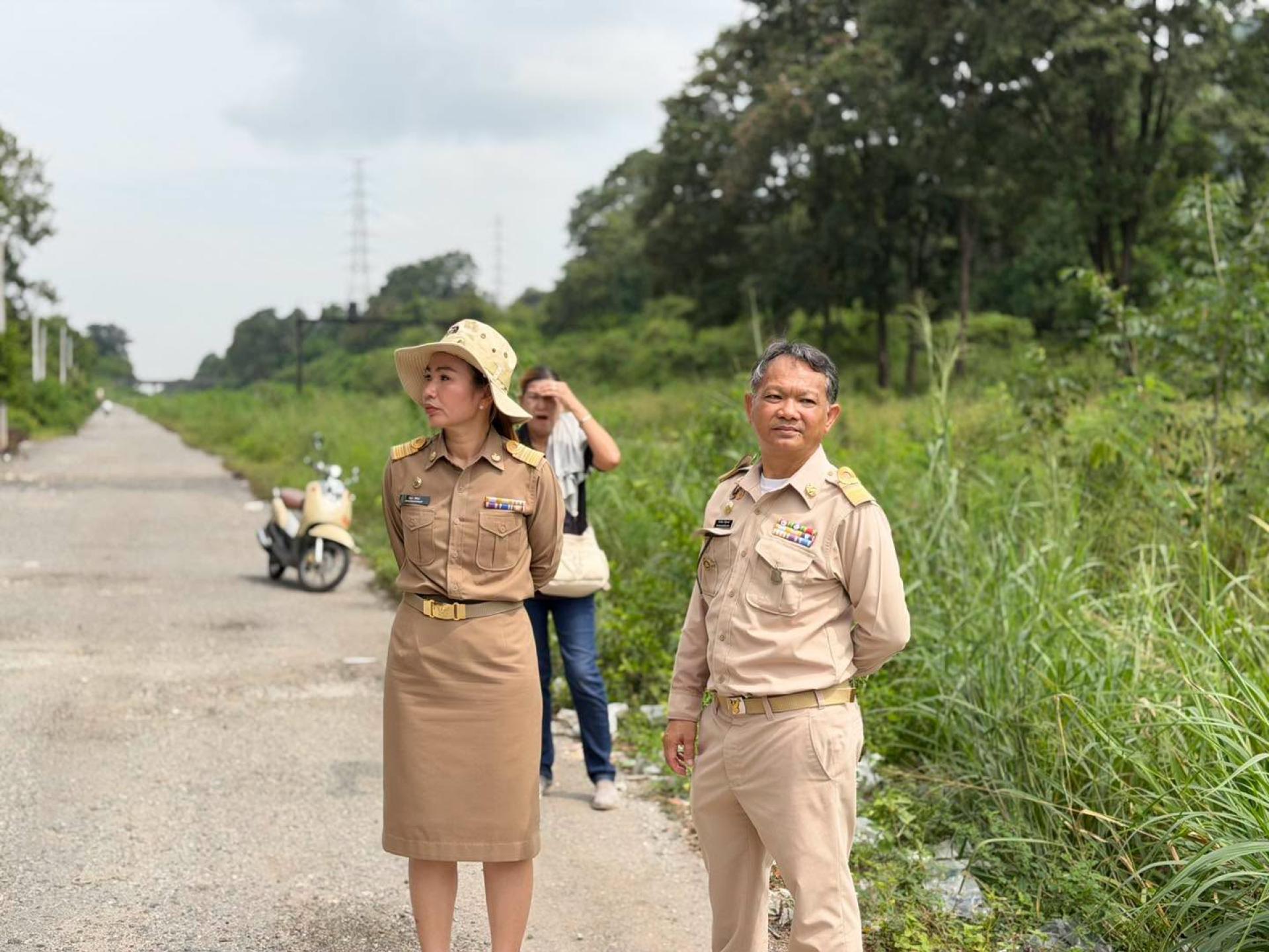 ดำเนินการเก็บขยะ บริเวณถนนเลียบทางรถไฟ หลังค่ายลูกเสือ