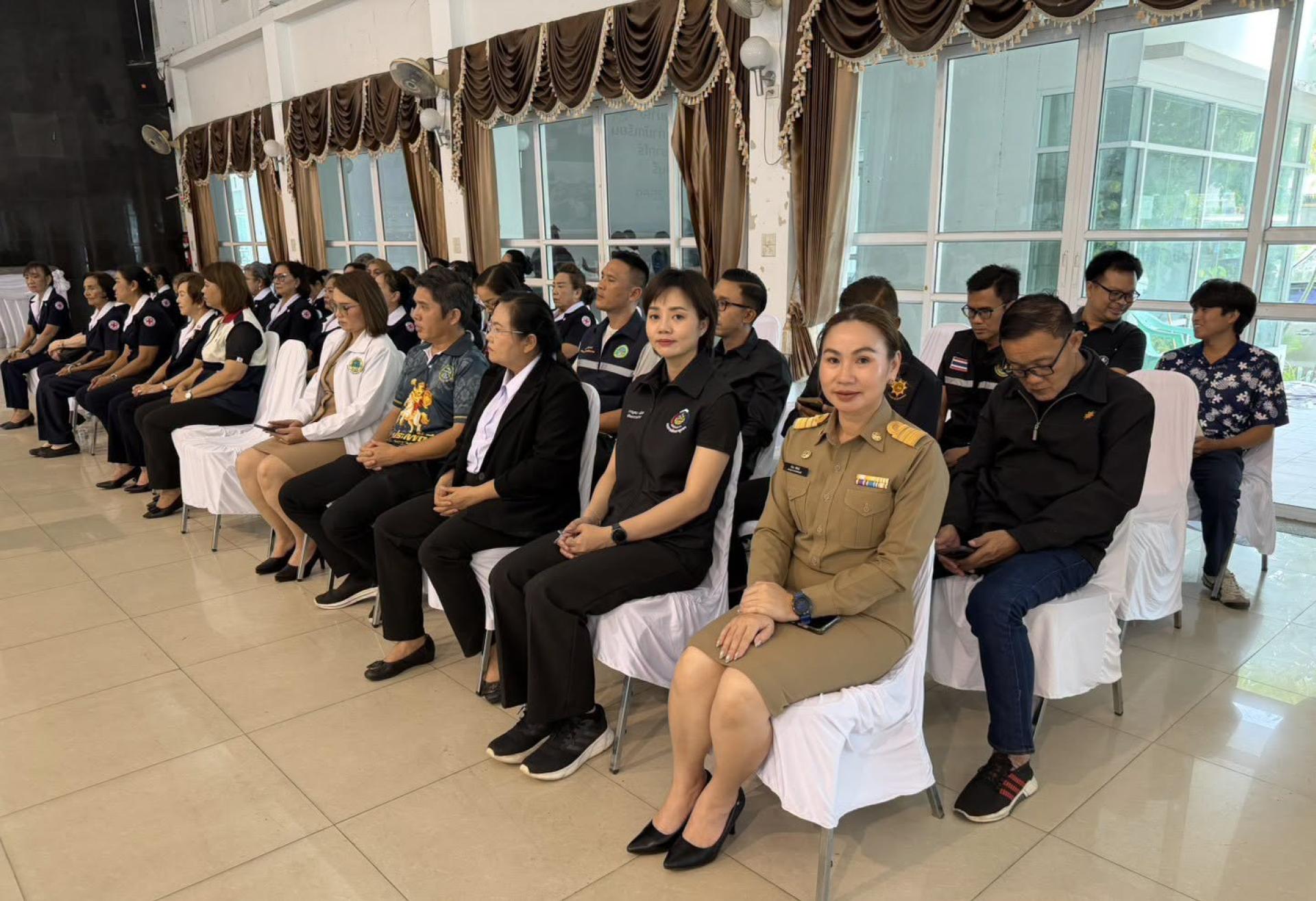  ร่วมโครงการกาชาดปันน้ำใจมอบชุดนักเรียนและรองเท้านักเรียนให้แก่นักเรียนผู้ยากไร้ ในพื้นที่จังหวัดชลบุรี ประจำปีงบประมาณ 2569