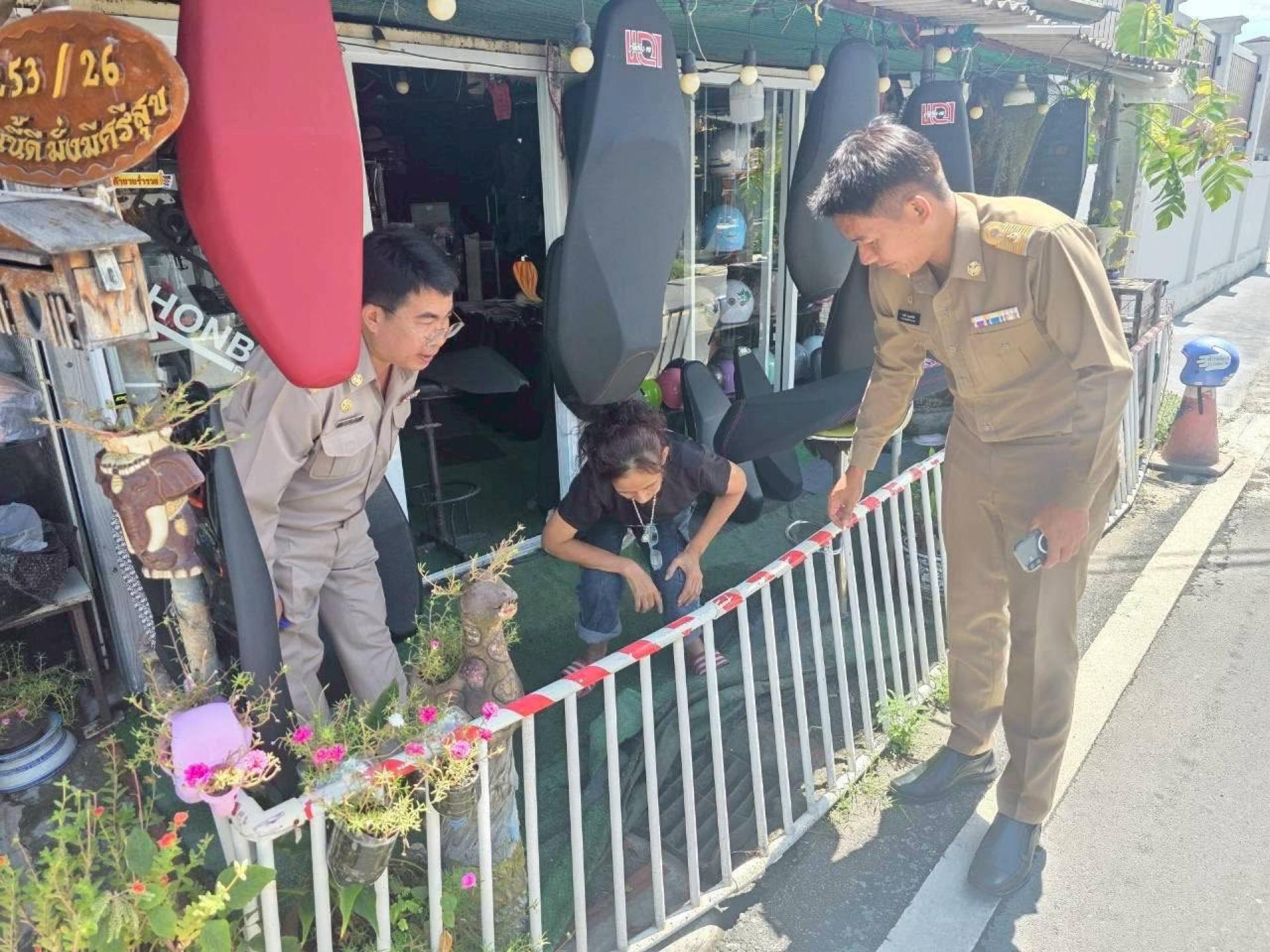 ลงพื้นที่สำรวจ ติดตามงานท่อระบายน้ำอุดตัน ม.10 เพื่อแก้ไขปัญหาน้ำท่วม   และประสานงานส่วนอื่นแก้ไขปัญหาพี่น้องประชาชน