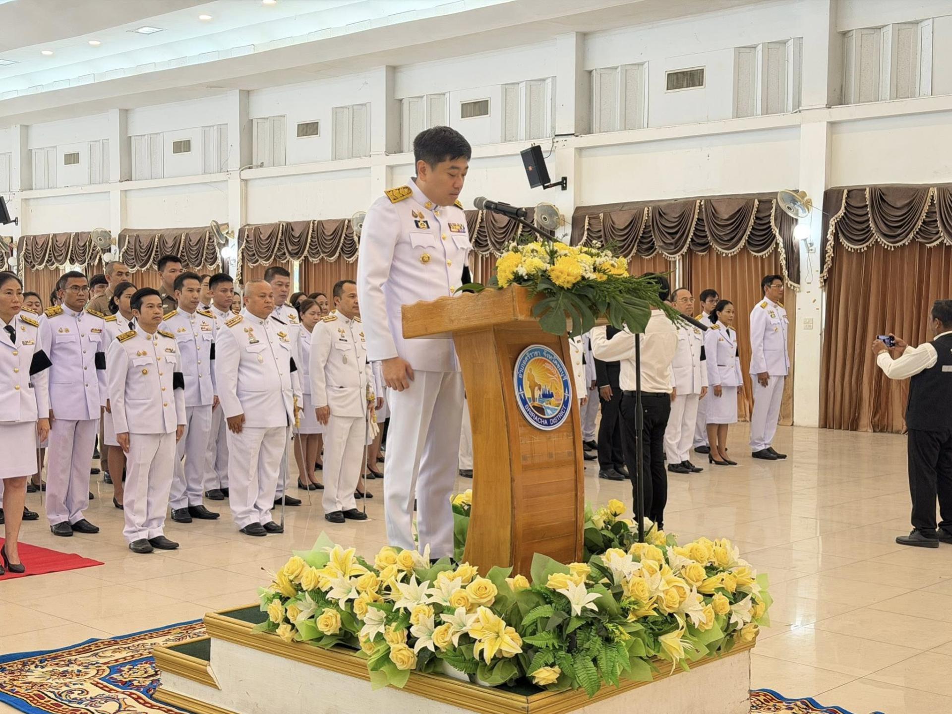  ร่วมพิธีเจริญพระพุทธมนต์และทำบุญตักบาตรถวายพระราชกุศล และพิธีวางพานพุ่มดอกไม้ถวายราชสักการะ เนื่องในวันคล้ายวันพระบรมราชสมภพ พระบาทสมเด็จพระบรมชนกาธิเบศร มหาภูมิพลอดุลยเดชมหาราช บรมนาถบพิตร 