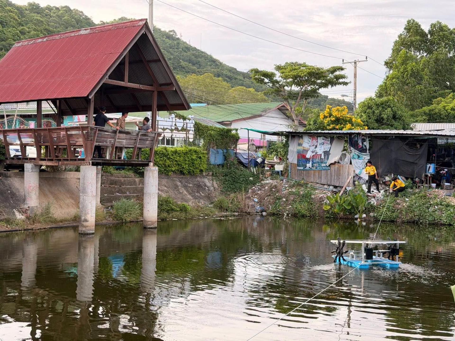  ซื้อกังหันพลังงานแสงอาทิตย์  นำมาติดตั้งที่สระน้ำหมู่ที่ 4 