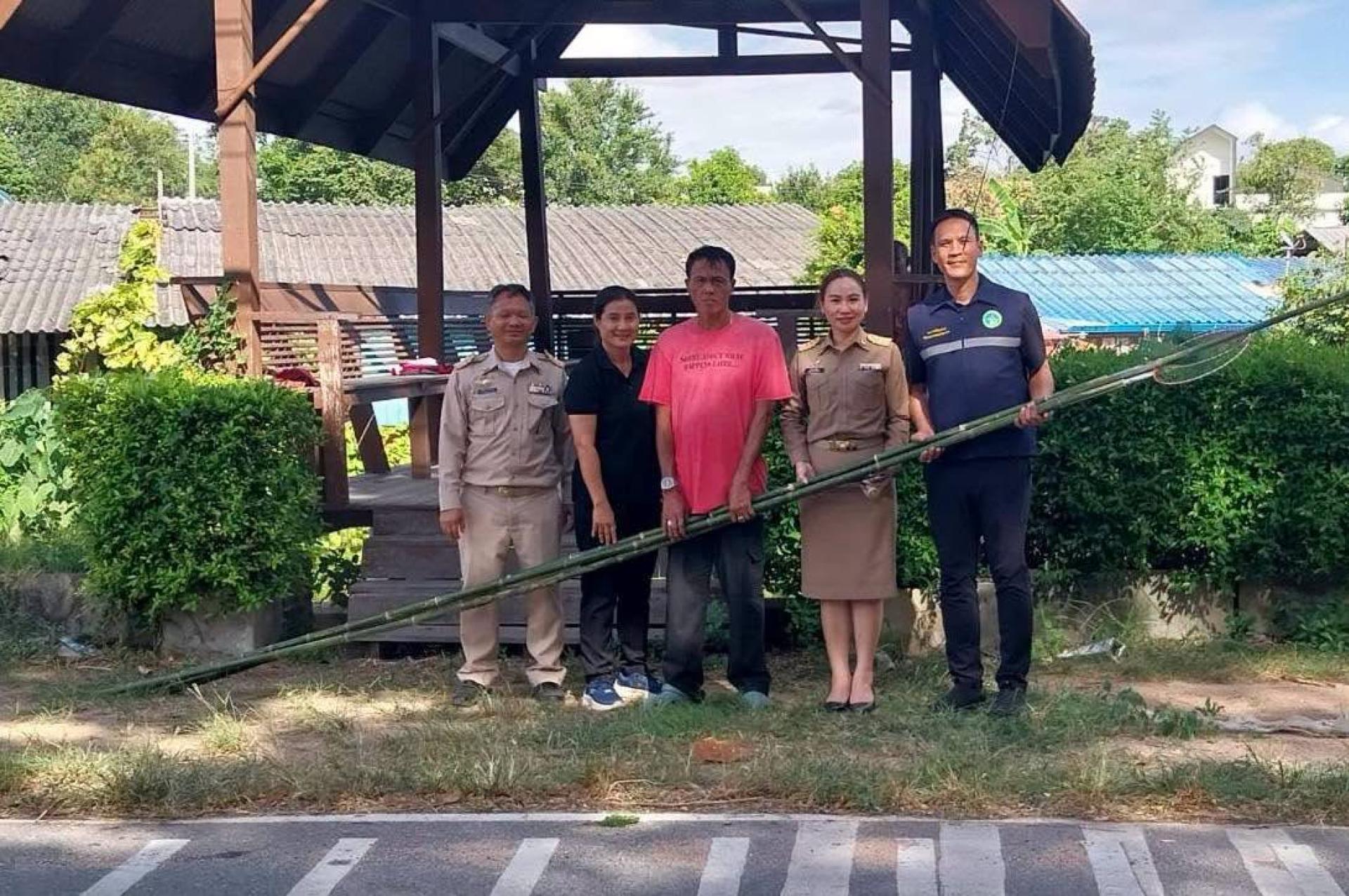 นำสะหวิงไปมอบให้กับชุมชนริมสระน้ำหมู่ที่4 สำหรับประชาชนจิตอาสาเอาไว้ใช้ช้อนเก็บขยะ เพื่อช่วยกันทำความสะอาดบริเวณรอบสระน้ำหมู่ที่4