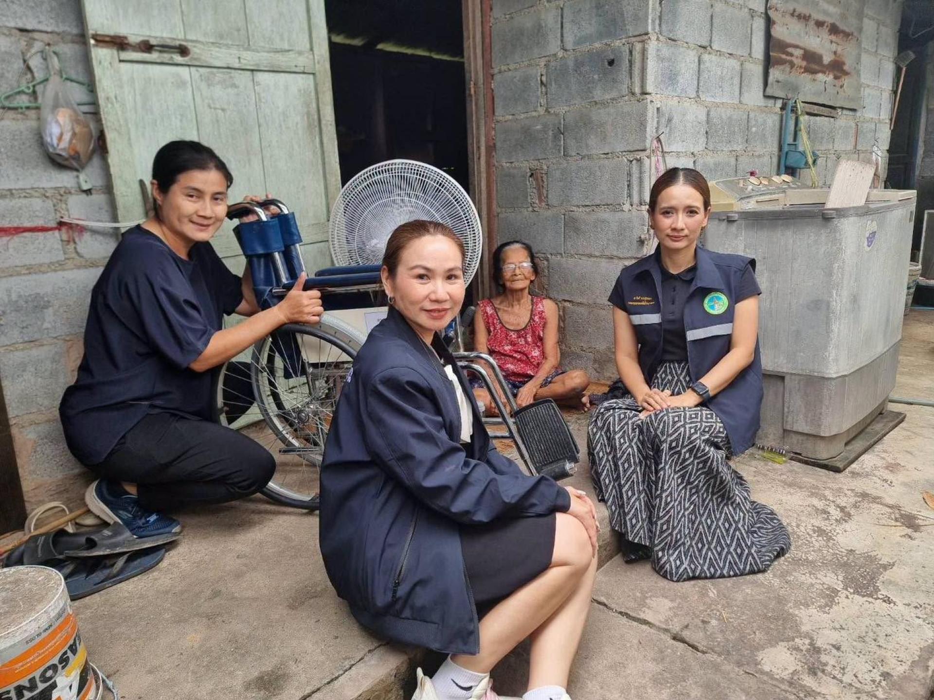 ลงพื้นที่ตรวจเยี่ยมผู้สูงอายุ ในพื้นที่ ม.4 และได้มอบรถเข็น พัดลม(ทุนส่วนตัว) เพื่อให้ผู้สูงอายุได้มีความสะดวกมากยิ่งขึ้น ในกิจวัตรประจำวัน 