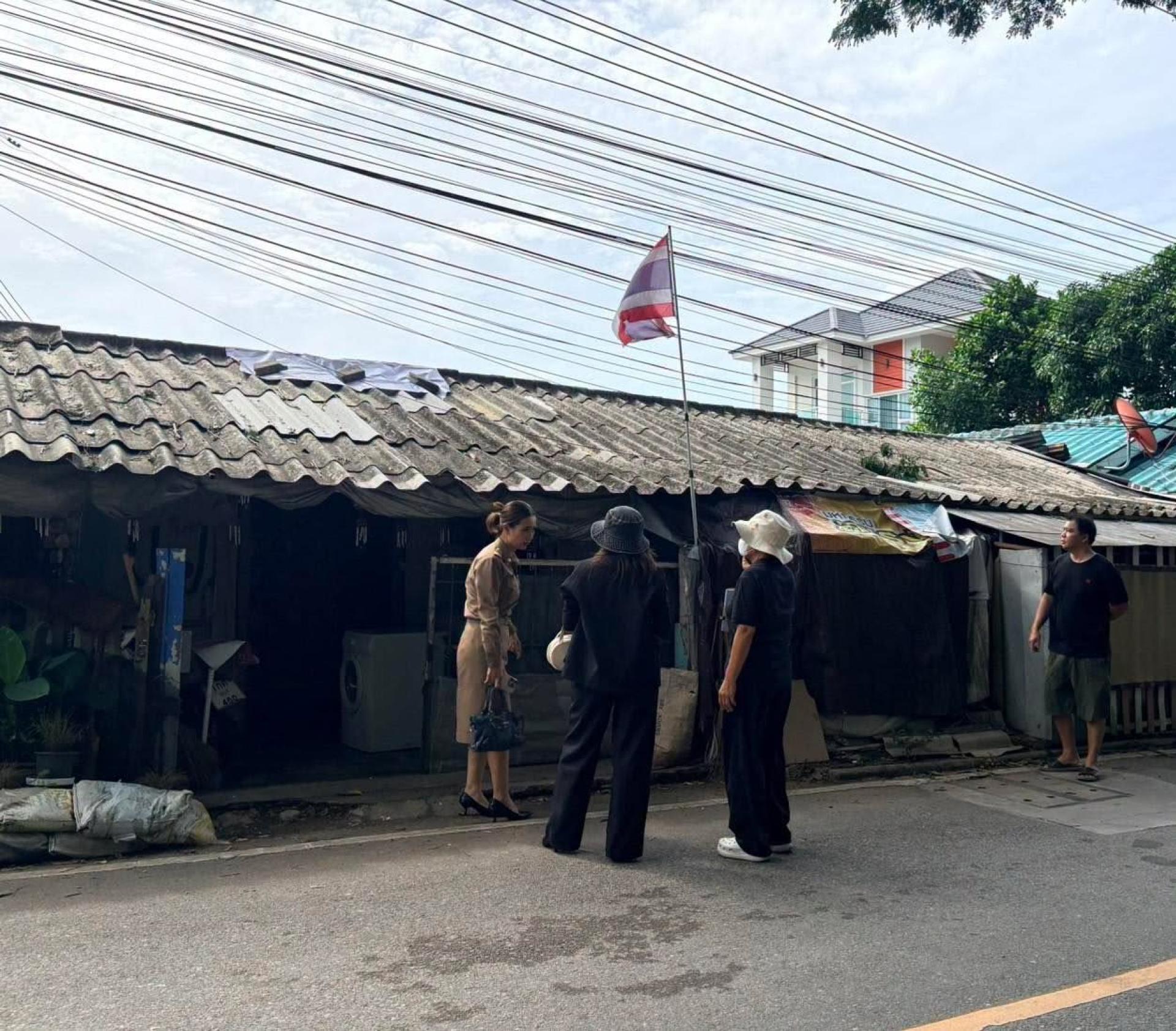 ลงพื้นที่ ม.4 ห้วยยายพรหม เพื่อหาแนวทางช่วยเหลือบ้านที่ประสบเหตุกิ่งขนาดใหญ่หักหล่นใส่หลังคาบ้าน